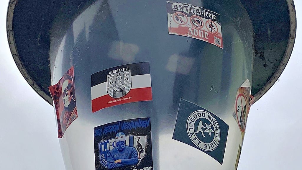 Sticker mit rechtsradikalen Inhalten an einer Laterne in der Innenstadt von Burg