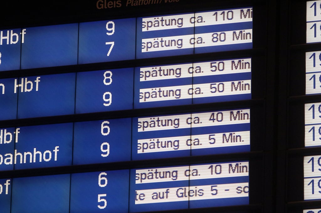 Leider keine große Ausnahme: Eine Anzeigetafel mit Zugverspätungen der Deutschen Bahn, hier im Hauptbahnhof Frankfurt (Main).