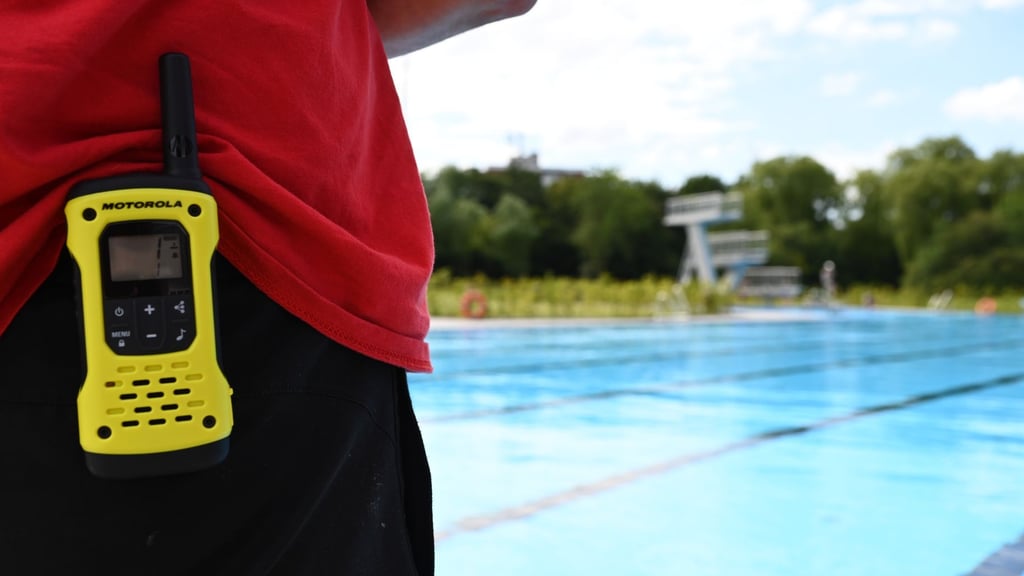 In einem Freibad in Hettstedt wurde eine Siebenjährige von einem Mann belästigt.