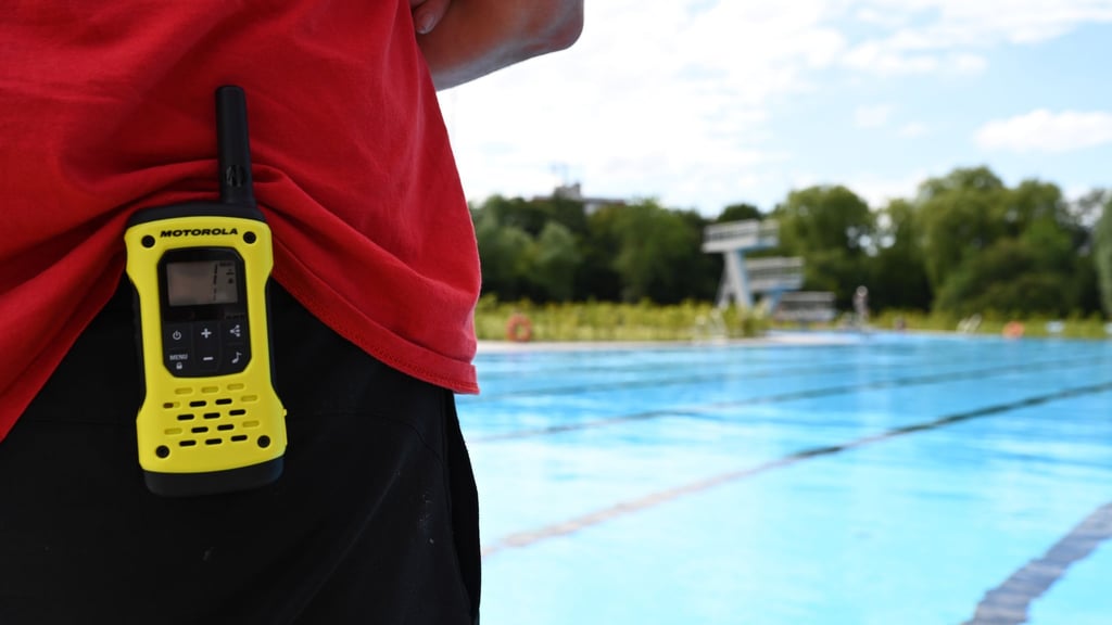 In einem Freibad in Hettstedt wurde eine Siebenjährige von einem Mann belästigt.