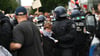 Die Polizei löst eine propalästinensische Demo am Checkpoint Charlie auf - ein begehrtes Touristenziel in Berlin.