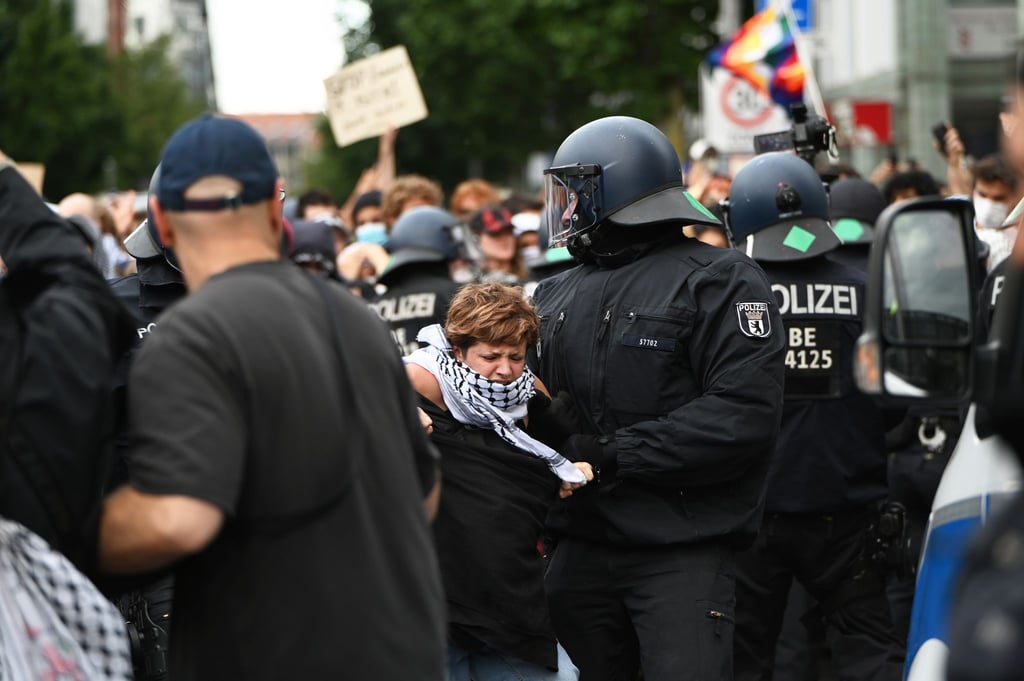 Die Polizei löst eine propalästinensische Demo am Checkpoint Charlie auf - ein begehrtes Touristenziel in Berlin.
