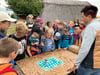 Die Kinder vom Hort Kyffhäuserzwerge erobern spielerisch die Königspfalz.