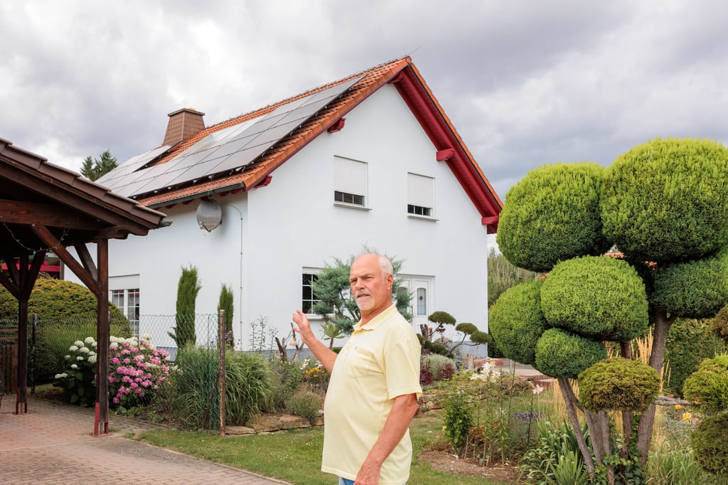 Durch die Südausrichtung ist das Dach von Gerd Böttchers Haus in Reuden sehr gut für eine Photovoltaik-Anlage geeignet.