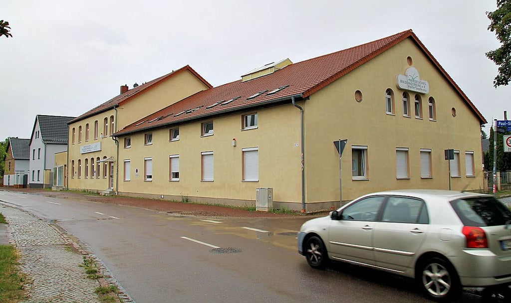Die Unterkunft befindet sich mitten in Reideburg. Die Busanbindung ist gut, die Haltestelle gleich vor der Tür.