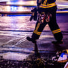 Feuerwehr und Polizei waren am Montagabend bei Seeben im Einsatz, um einen Toten aus seinem ausgebrannten Auto zu bergen.