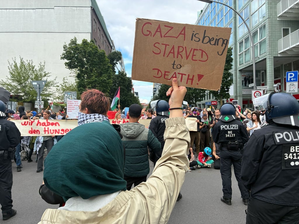 „Gaza wird ausgehungert“ - das kritisieren Demonstranten am Checkpoint Charlie in Berlin-Mitte.