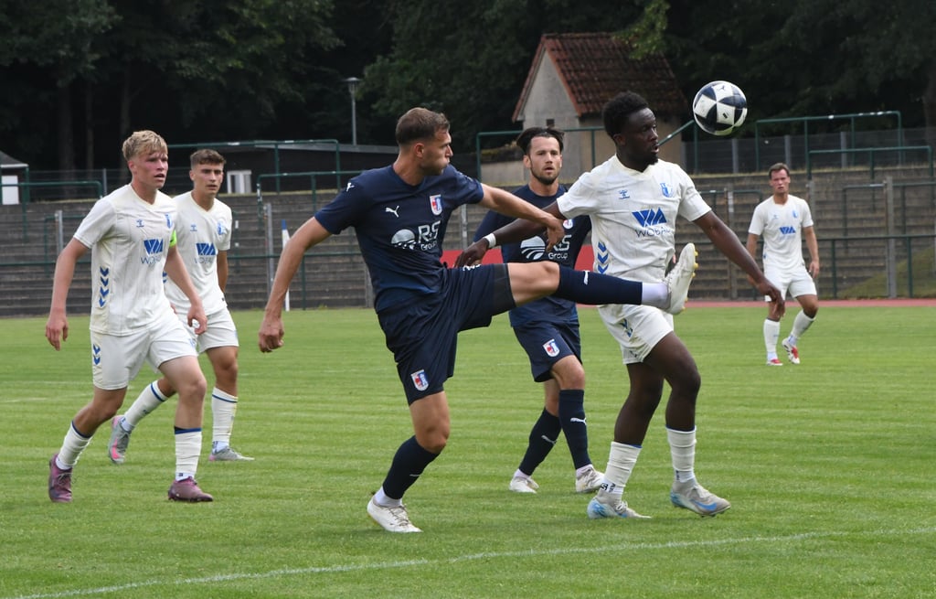 Für Malick Sanogo (am Ball) und den FCM II beginnt am Sonntag der Ernst der Saison - und das Abenteuer Regionalliga Nordost.