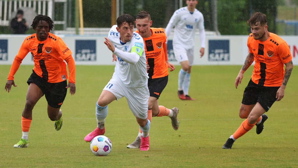Stefan Korsch (Mitte) bleibt eine feste Größe beim 1. FC Magdeburg II.