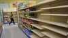 Leere Regale im Edeka am Nordwall in Stendal. 