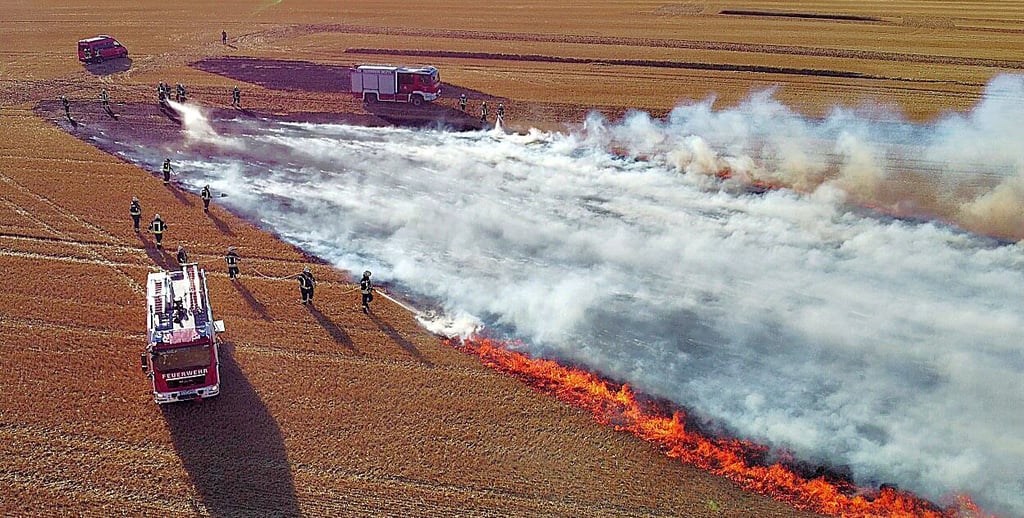 Der Feldbrand zwischen Helfta und Erdeborn ist hier schon fast gelöscht.