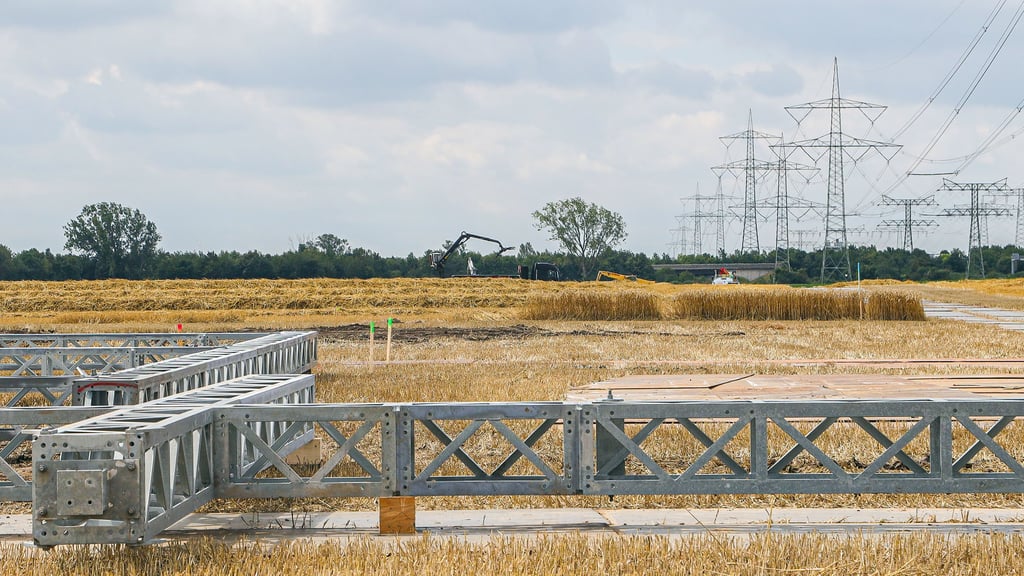 Bei Dahlenwarsleben haben die vobereitenden Baumaßnahmen zur Errichtung der Stromtrasse „Suedostlink“ begonnen.