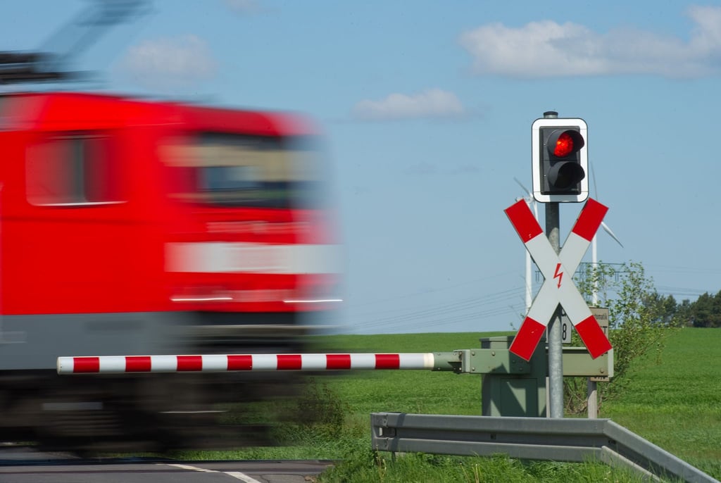 Eine Fußgängerin betrat trotz geschlossener Schranken einen Bahnübergang und wurde von einem Zug erfasst. (Symbolfoto)