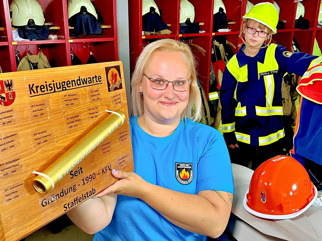 Swana Pflug ist die neue Jugendwartin des Kreisfeuerwehrverbandes. Tochter Melina Charlotte (r.) ist mächtig stolz.