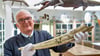 Thomas Müller-Bahlke, Direktor der Franckeschen Stiftungen, in der Kunst- und Naturalienkammer seines Hauses mit einem wiederentdeckten, mehr als 300 Jahre alten Flusspferdzahn.