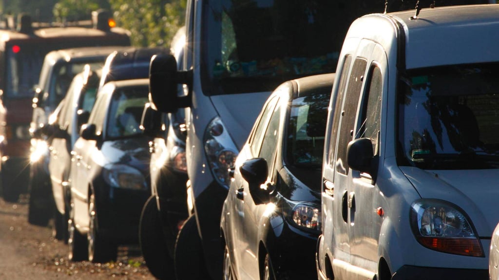 Geparkte Autos am Straßenrand.