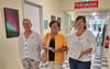 Klinikleiterin Jana Weinhold (von links), Verena Schlüsselburg vom Verein AltmarkMacher und Hausdame Sandra Kunze in der Flurgalerie der Median-Klinik Kalbe.