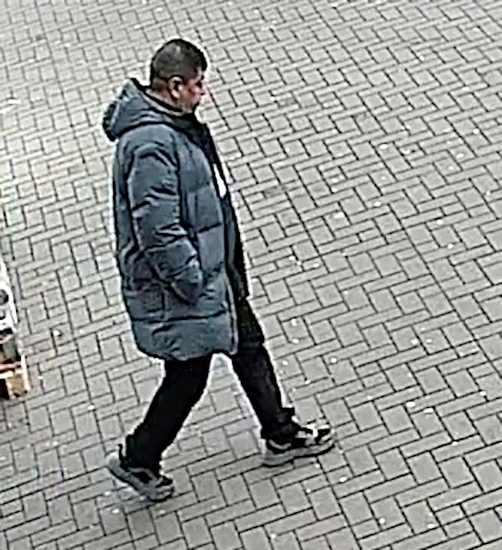 Wer kennt den Mann in der blau-grauen Jacke?