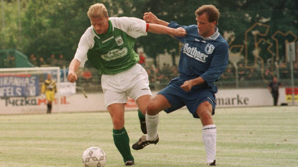 In der Regionalliga Nordost duellierte sich am 2. August 1997 der FC Sachsen Leipzig mit dem 1. FC Magdeburg. Im Bild: Steffen Hammermüller (Leipzig, li.) und Andreas Egler (FCM).