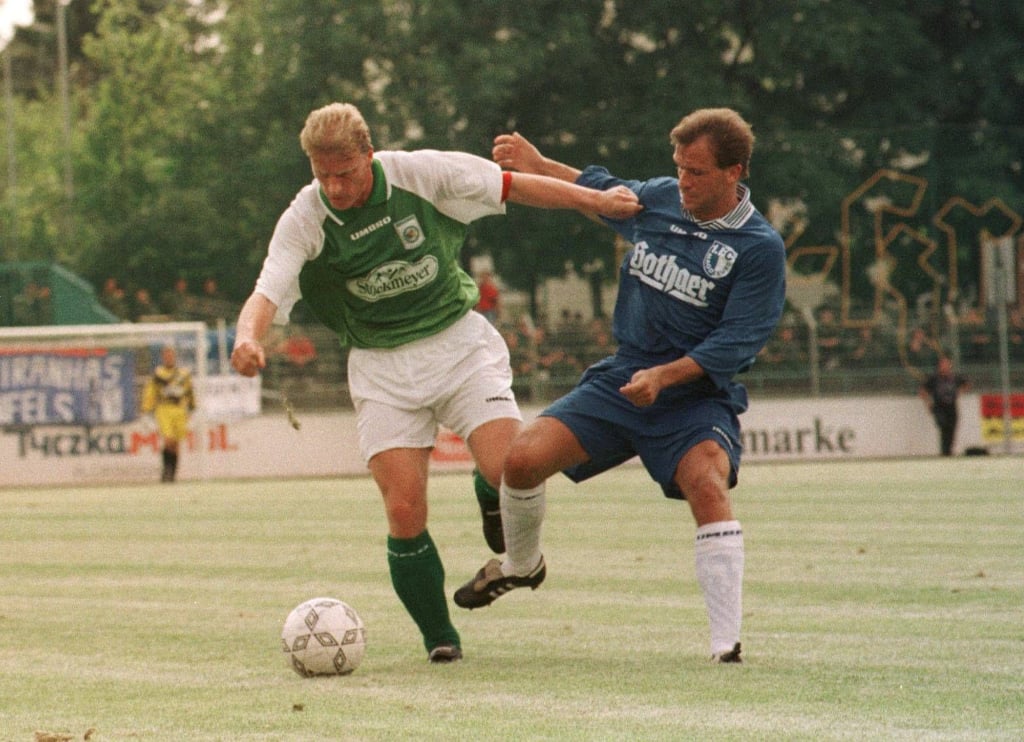 In der Regionalliga Nordost duellierte sich am 2. August 1997 der FC Sachsen Leipzig mit dem 1. FC Magdeburg. Im Bild: Steffen Hammermüller (Leipzig, li.) und Andreas Egler (FCM).