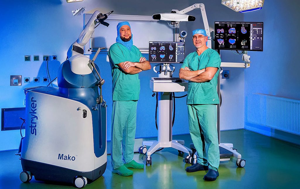 Hightech trifft Expertise: Chefarzt Prof. Dr. Christian Stärke (r.) und Oberarzt Ravshan Makhmudov präsentieren den Mako-Roboter, der die Knie-Endoprothetik in der Helios Fachklinik Vogelsang-Gommern revolutioniert.