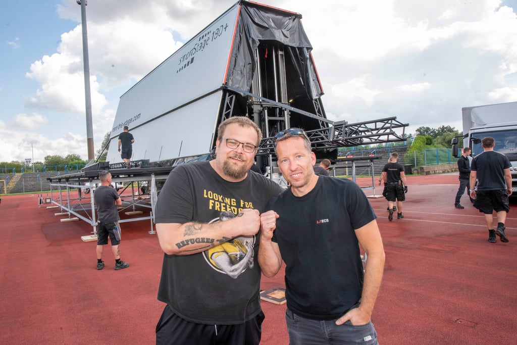 Veranstalter Pat Ruprecht (links) und Steffen Gausen (Projektverantwortlicher vom Technikveranstalter i:tecs) im Dessauer Paul-Greifzu-Stadion beim Bühnenaufbau.