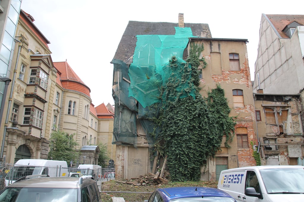 Vergangene Woche stürzten Teile der Fassade des Hauses in der Kleinen Steinstraße/Ecke Brüderstraße zu Boden.
