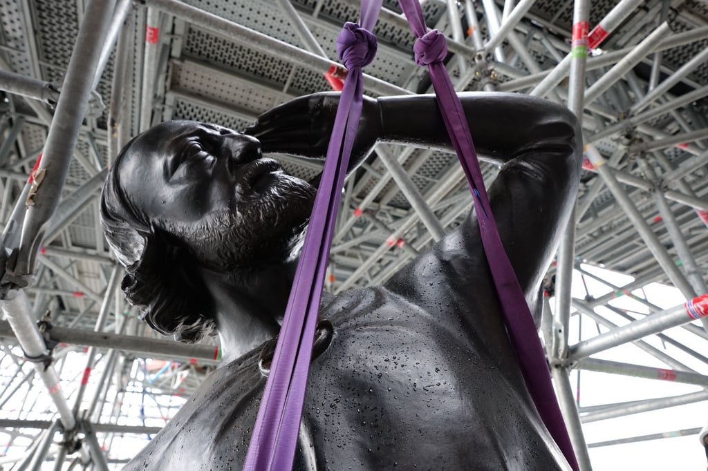 Mit der Rückkehr der Statue des Apostels Thomas ist die Gruppe aus 16 Kupferstatuen am Turm von Eugène Viollet-le-Duc komplett.