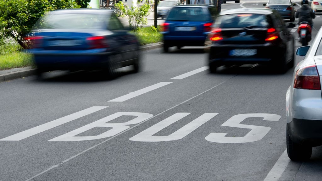 Manchmal kann es erlaubt sein, eine Busspur zu kreuzen. Allerdings kann es dabei auch zu brenzligen Situationen, Unfällen kommen - und zu Gerichtsprozessen.