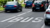 Manchmal kann es erlaubt sein, eine Busspur zu kreuzen. Allerdings kann es dabei auch zu brenzligen Situationen, Unfällen kommen - und zu Gerichtsprozessen.
