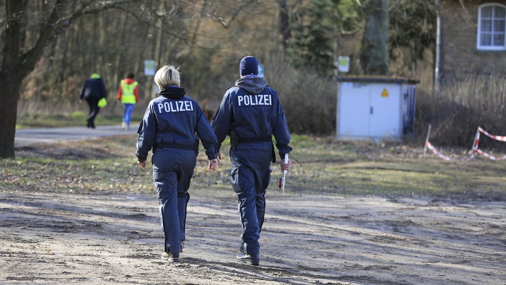 In dem Wald, den die Polizei bereits auf der Suche nach Rebecca Reusch durchkämmt hat, suchen nun Hobbydetektive nach der Jugendlichen.