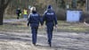 In dem Wald, den die Polizei bereits auf der Suche nach Rebecca Reusch durchkämmt hat, suchen nun Hobbydetektive nach der Jugendlichen.