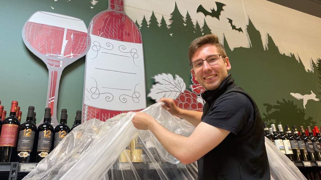 Niklas Böhme, verantwortlich für die Spirituosen-Abteilung des Wernigeröder E-Centers, und seine Kollegen bereiten die Wiedereröffnung des Supermarktes vor.
