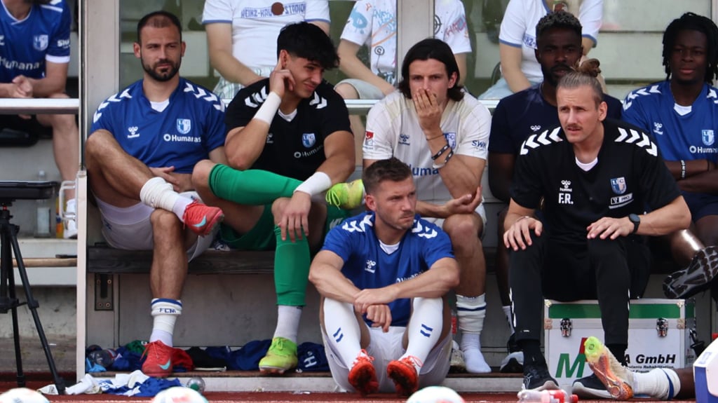 Aleksa Marusic (links) und Robert Leipertz (Boden) beim Testspiel gegen Zürich in der Zuschauerrolle.