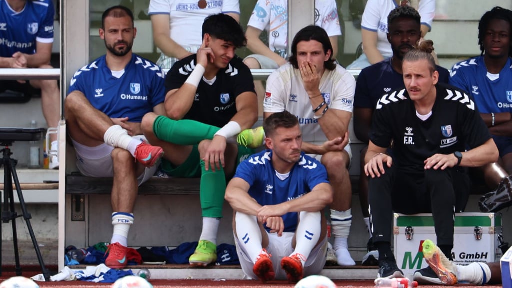 Aleksa Marusic (links) und Robert Leipertz (Boden) beim Testspiel gegen Zürich in der Zuschauerrolle.