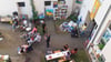 Blick von oben auf „Clutter and Art“ im vergangenen Jahr in Magdeburg: Innenhöfe werden zu Ausstellungsflächen – Nachbarn und Kunstschaffende kommen ins Gespräch.