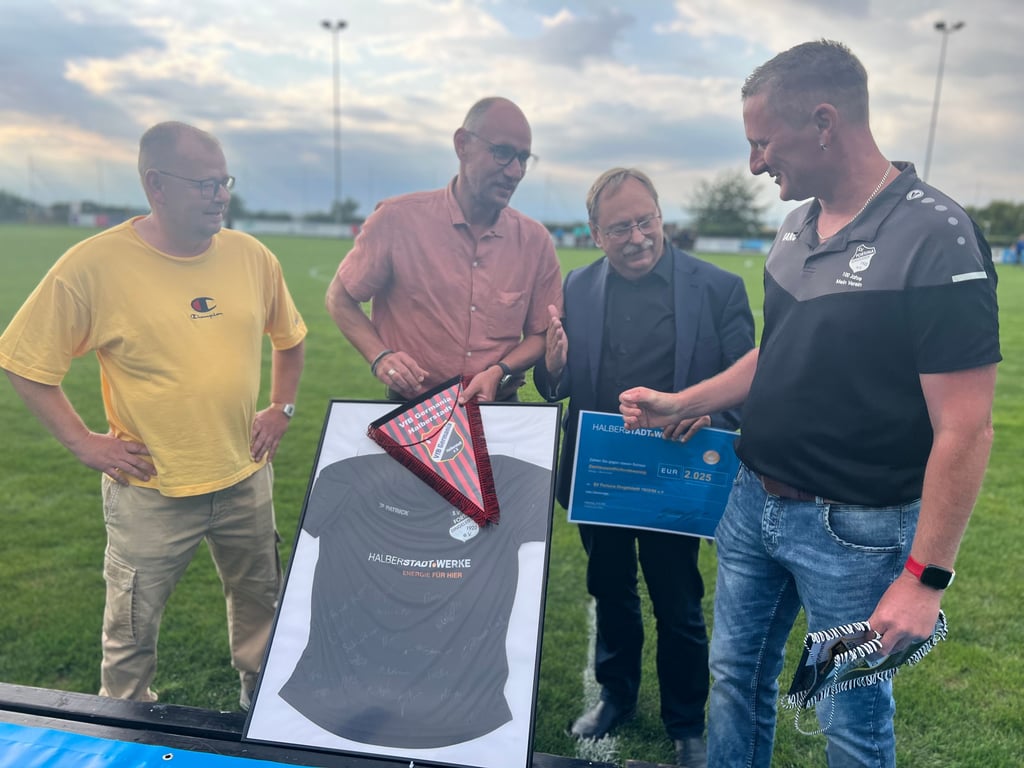 Gegenseitiges Geschenke-Austauschen in der Halbzeitpause: Lars Medau, Erik Hartmann, Rainer Gerloff und Stephan Blume (von links).