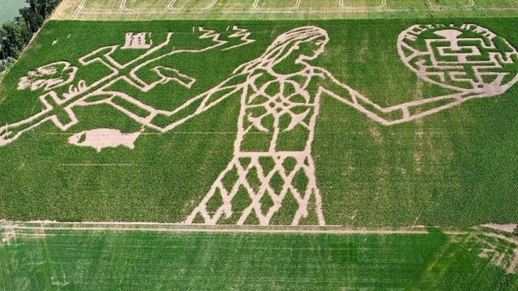 Kinder laufen in den multifunktionalen Bau «Outer Space», der an ein abgestürztes UFO erinnert. Er steht als Ergänzung auf dem Außengelände der «Arche Nebra» und ist als Lern-und Erlebnisort für Schulklassen und Gruppen konzipiert. Der Gesamtdurchmesser beträgt 24 Meter. (Foto: