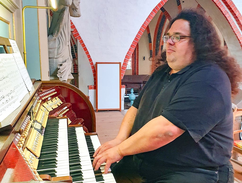 Kantor Roland Johannes Dyck an seinem Lieblingsinstrument, der Furtwängler-Hammer-Orgel in der St. Marienkirche in Salzwedel.