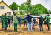 Freunde von Markus Graul bilden einen Kreis um den Baum für den Verstorbenen, der in der Kochstedter Ortsmitte steht.
