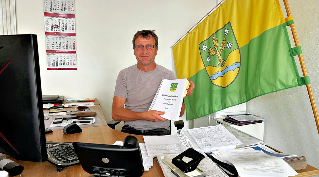 Der Kalender zählt die letzten Tage – Steffen Kunnig hält den ersten Haushalt in den Händen, der in seiner Amtszeit beschlossen wurde.