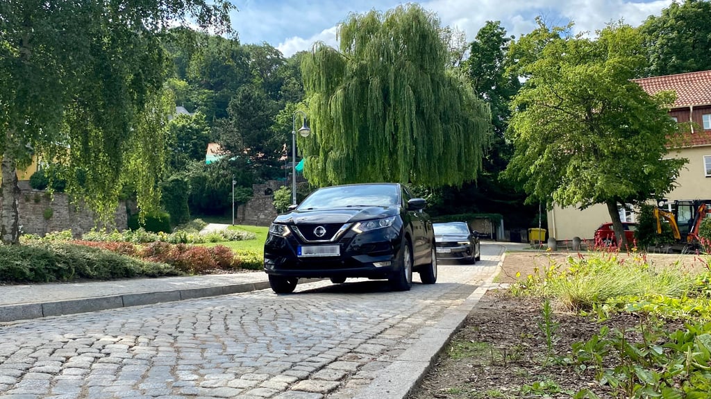 Nach einer Vollsperrung rollen wieder Autos über die Straße Am Vorwerk in Wernigerode.