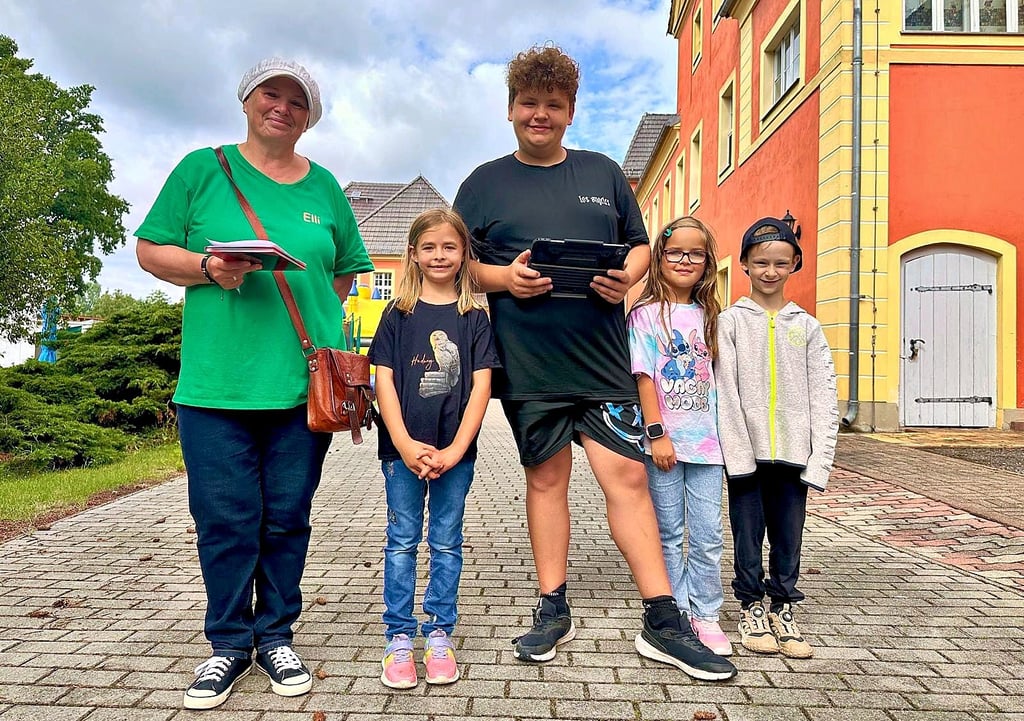 Fast 30 Kinder aus dem Zahnaer Jugendclub, der Kindertagesstätte und des Hortes drehen zusammen einen Film über ihre Heimatstadt, die im kommenden Jahr 700 Jahre Stadtrecht feiert. Im Team von Elke Pfennig „Elli“ sind dabei: Mia, Julian, Emma und Aron (v.l.).