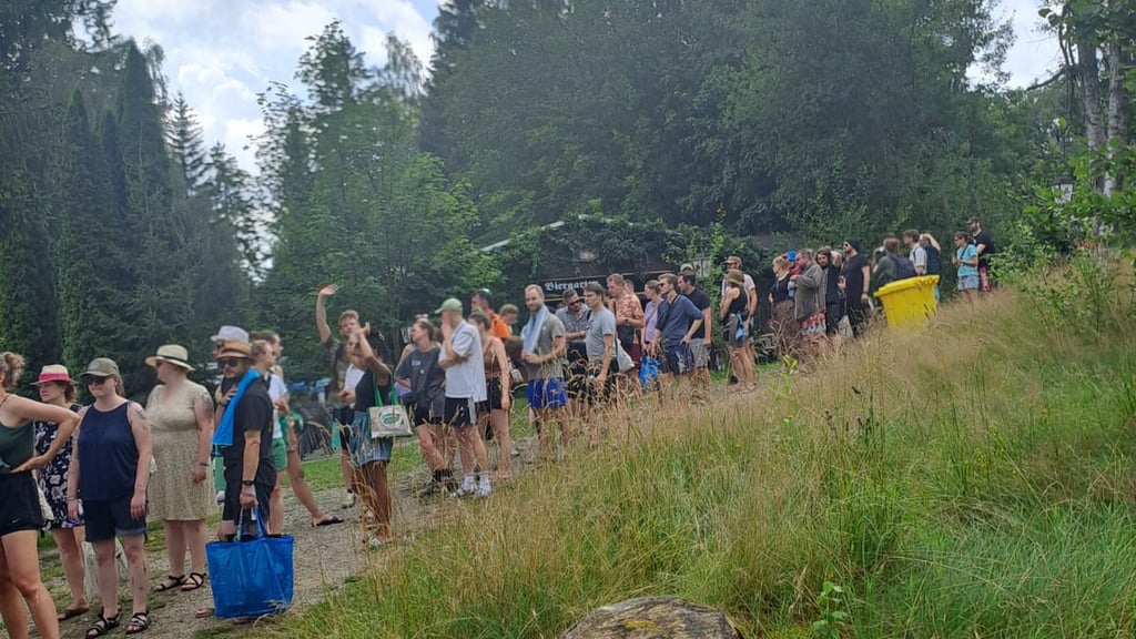 Viele Festivalbesucher von Rocken am Brocken erfrischten sich 2024 im Freibad in Elend.