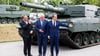 Leopard im Rücken, Zukunft im Blick: Pistorius (v. l.), Papperger und Lecornu bei Rheinmetall in Unterlüß.