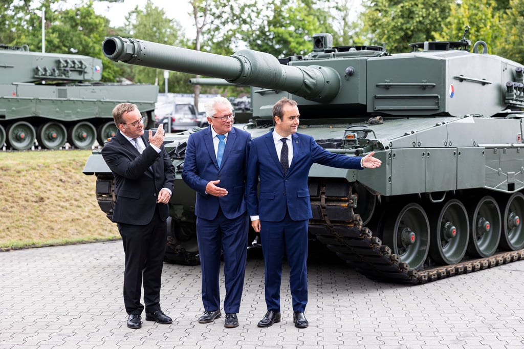 Leopard im Rücken, Zukunft im Blick: Pistorius (v. l.), Papperger und Lecornu bei Rheinmetall in Unterlüß.