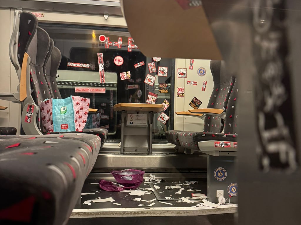 Mit Müll und Stickern übersät – der Regionalexpress, der auf dem Weg von Kassel nach Halle komplett verwüstet wurde.