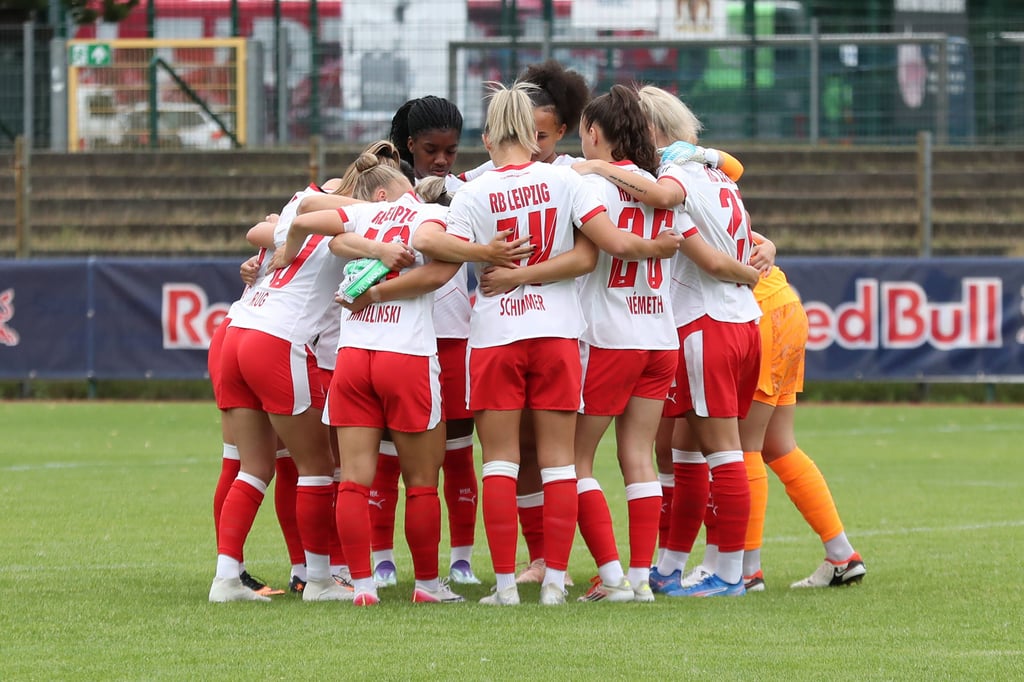 Die Frauen-Mannschaft von RB Leipzig hat sich zur Bundesliga-Saison 2025/26 stark verändert. Alle Zugänge und Abgänge im Überblick.