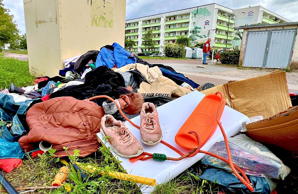 Müllcontainer quellen an der Stauffenbergstraße über.