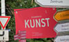 Nicht zu übersehen: Das Banner des Fachbereichs Kunst am Standort der Kunsthochschule in der Fähstraße in Halle   